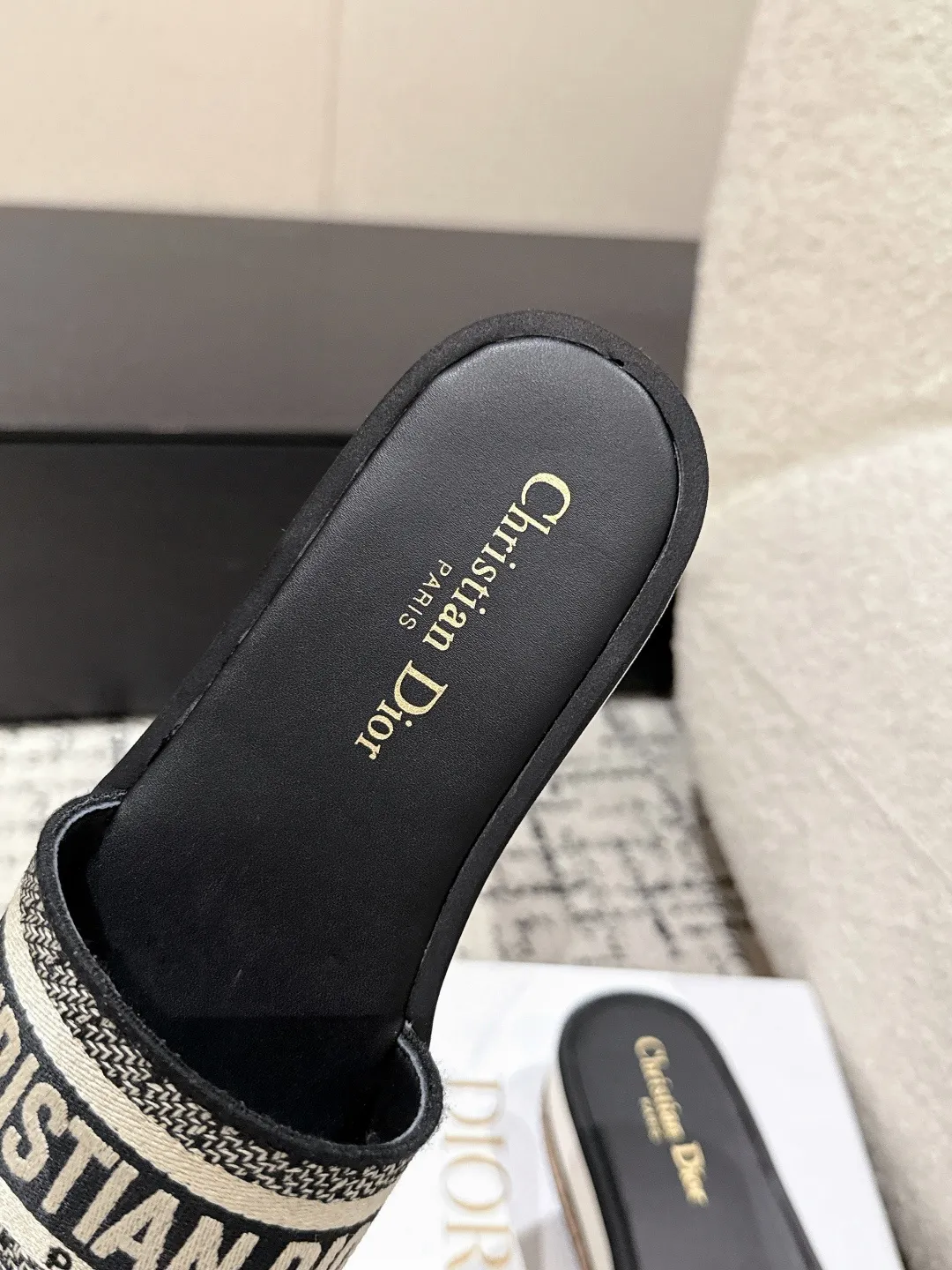 👟👟Ex-factory price 440👟👟 DIOR Dway fabric embroidered logo open toe 7cm thick sole one-word strap slippers CD letter logo three-dimensional embroidery thick bottom round toe open toe slippers The original development of the top version on the market, soft and delicate foot feel, extremely comfortable.  ✔️Upper: imported electro-embroidered cotton technical fabric ✔️Inner lining: water-dyed cowhide foot pad lining ✔️Outsole: original combination outsole ✔️Sole thickness: 7cm ✔️Size: #35-41 (40.41. Customized, non-refundable and non-exchangeable)